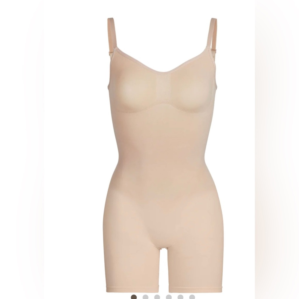 SIKMS SCULPTING BODYSUIT MID THIGH W. OPEN GUSSET
